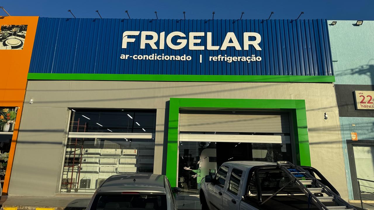 Fachada em ACM, telhas de zinco pintadas com Letras em PVC Expandido